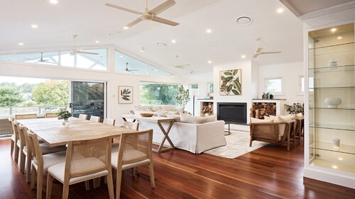 GREENS ON EIGHT - THE VINTAGE HOLIDAY HOUSES