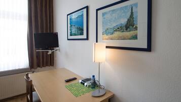 Allergikerbettwaren, Schreibtisch, laptopgeeigneter Arbeitsplatz