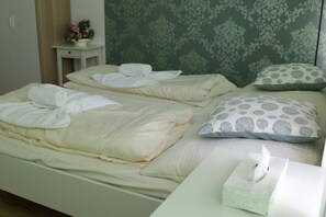 标准双床房 | 防过敏的被褥、办公桌、笔记本电脑工作区、免费 WiFi