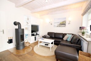 TV, fireplace, DVD player, stereo - Comfortable 5-star vacation home with approx. 55 sqm living space on the first floor (Wyk auf Föhr)