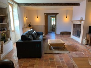 تلفزيون ذكي، مدفأة، كرة قدم الطاولة، تنس طاولة