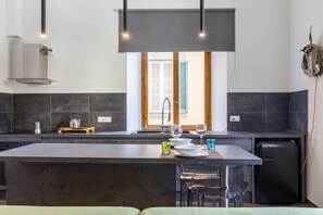 Een oven, een kookplaat, een vaatwasser