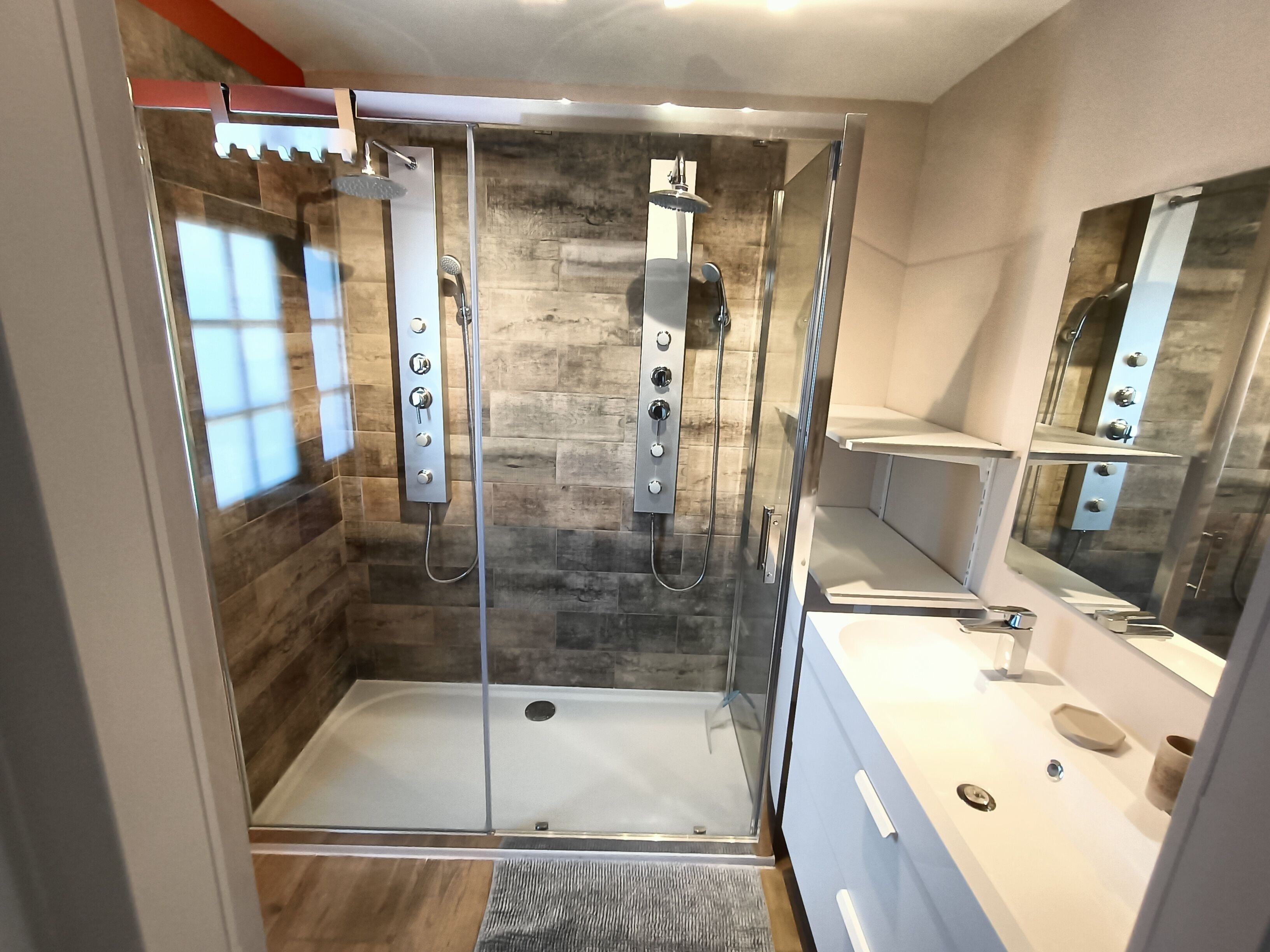 Bathtub, eco-friendly toiletries, hair dryer, toilet paper