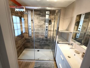 Bathtub, eco-friendly toiletries, hair dryer, toilet paper