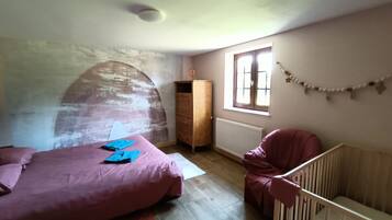 5 bedrooms, iron/ironing board, travel crib, free WiFi