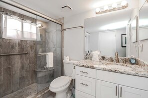 Bathtub, hair dryer, towels, soap - Ocean Village Club Condo C17 (St Augustine)