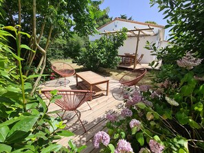 Outdoor dining - The peace and quiet of a country house with swimming poolSPA 10 minutes from the Vendée beaches (Givrand)