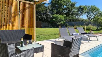 Een buitenzwembad en een verwarmd zwembad