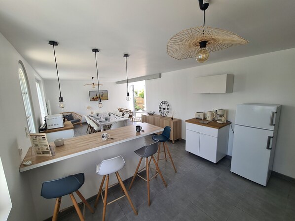 Fridge, microwave, oven, stovetop - The peace and quiet of a country house with swimming poolSPA 10 minutes from the Vendée beaches (Givrand)