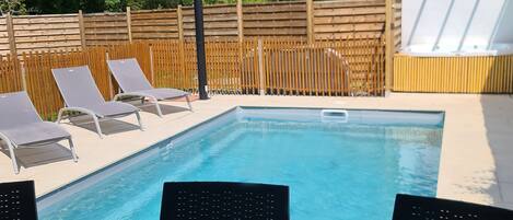 حمّام سباحة خارجي، حمّام سباحة مُدفَّأ