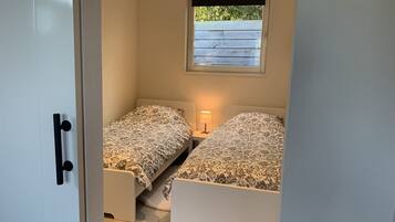 2 bedrooms, travel cot, free WiFi, bed sheets