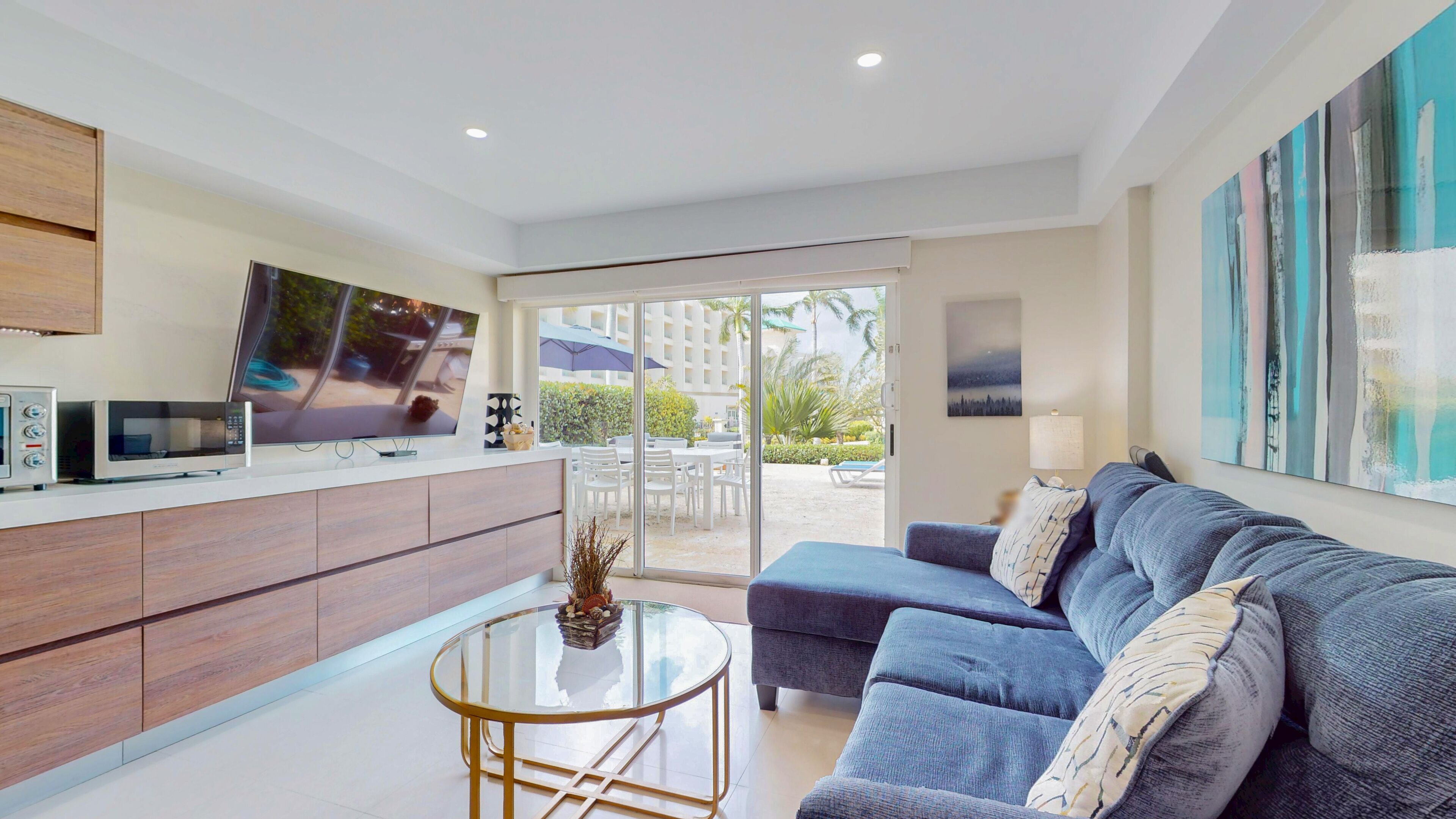 Smart-tv, bordsfotboll och böcker