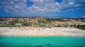 Plage, chaises longues, serviettes de plage
