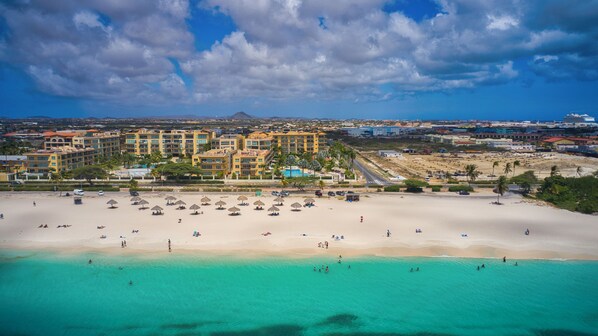 En la playa, camastros y toallas de playa 