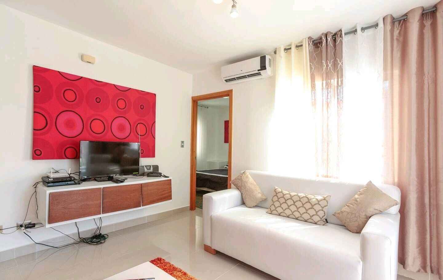 Een smart-tv, een dvd-speler, boeken en een filmbibliotheek