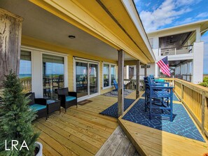 Outdoor dining - La Posada – Coastal Comfort with Your Pup (Topsail Beach)