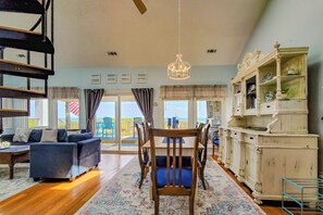 DVD player, books - La Posada – Coastal Comfort with Your Pup (Topsail Beach)
