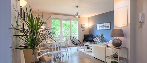 Télévision, lecteur de DVD, livres, médiathÚque