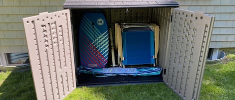 Un espacio pequeño y cerrado con techo, un colchón y una funda azul para el colchón.