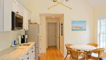 Frigorifero, microonde, piano cottura, macchina per tè/caffè