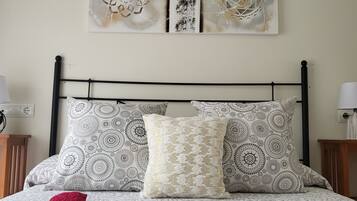 2 chambres, bureau, fer et planche à repasser, accès au Wi-Fi (inclus)