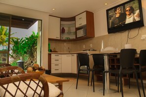 Geladeira, micro-ondas, cooktop, chaleira elétrica