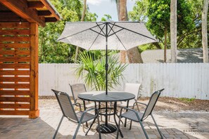 Outdoor dining - 11 Sandpiper St - Sandpiper Oasis Large Pool and Putting Green (Hilton Head Island)