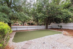 Property grounds - 11 Sandpiper St - Sandpiper Oasis Large Pool and Putting Green (Hilton Head Island)