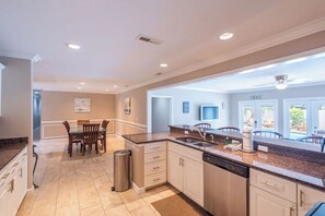 Réfrigérateur, micro-ondes, plaque de cuisson, lave-vaisselle