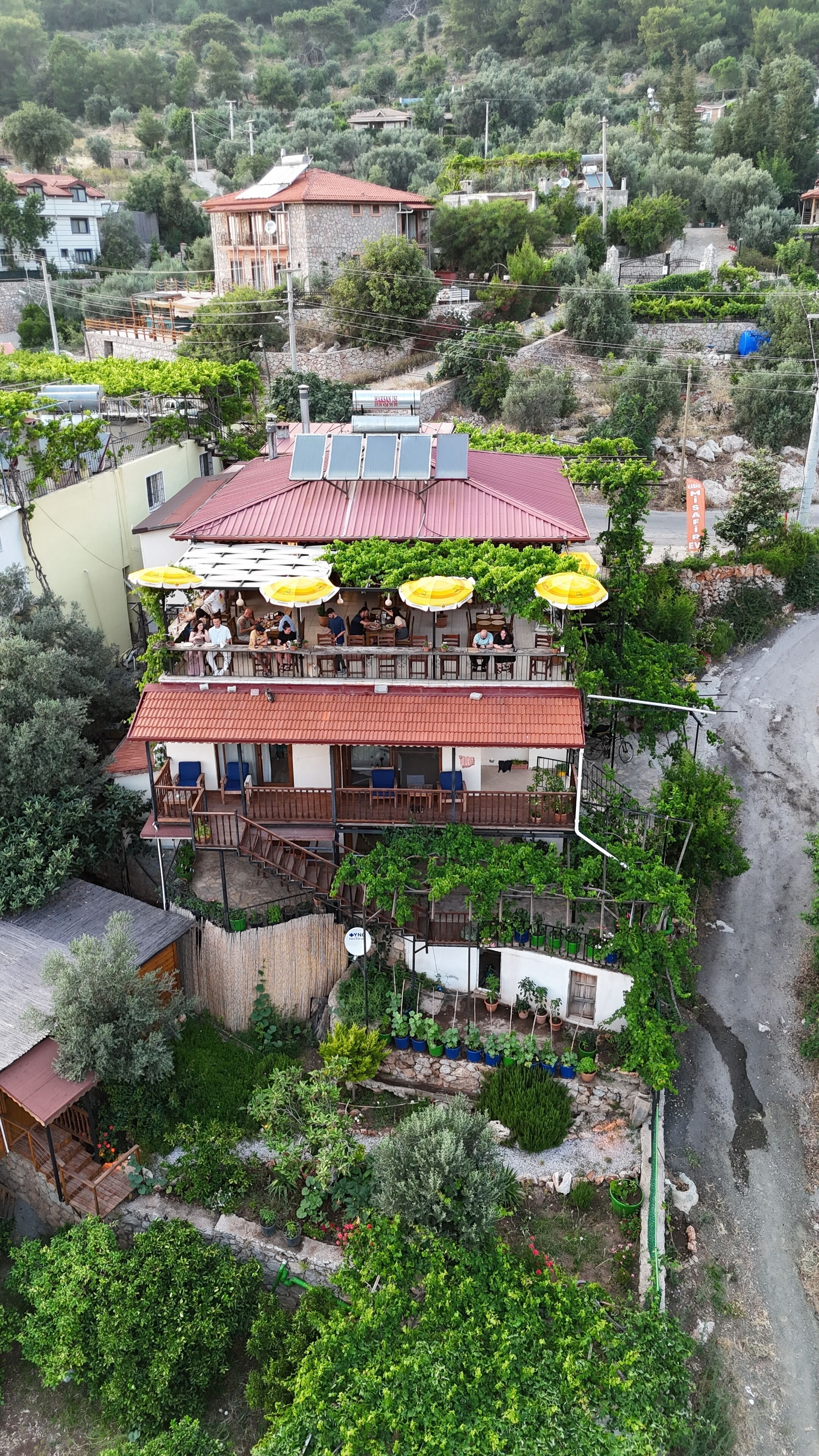Un edificio de varios pisos con terraza al aire libre y paneles solares.