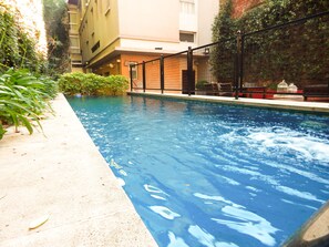 Una piscina al aire libre de temporada