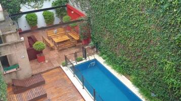 Una piscina al aire libre de temporada