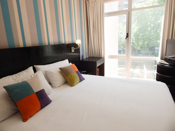 Habitación Deluxe con 1 cama doble o 2 individuales | Minibar, caja fuerte, cortinas opacas y wifi gratis