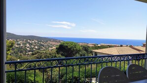 A balcony with a view of a coastal town, including houses and the sea. - Residence LE HAMEAU DES ISSAMBRES (Les Issambres)