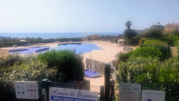 A resort with multiple swimming pools, a beach area, and signs indicating rules and regulations. - Residence LE HAMEAU DES ISSAMBRES (Les Issambres)
