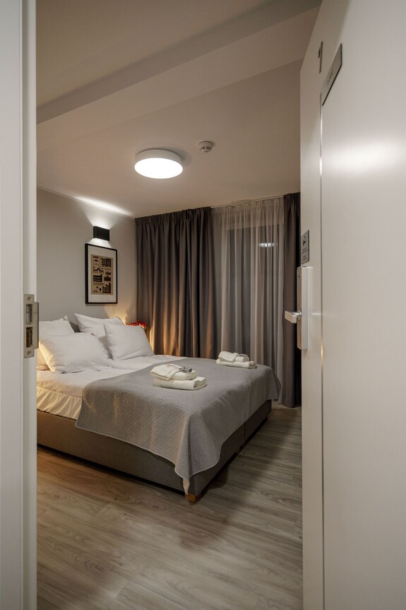 Double Bed, Private Bathroom, Ac, Fast Wifi - Warsaw