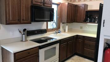 Jääkaappi, mikroaaltouuni, uuni, liesi