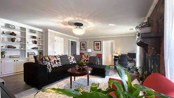 Älytelevisio, takka, kirjoja, stereot