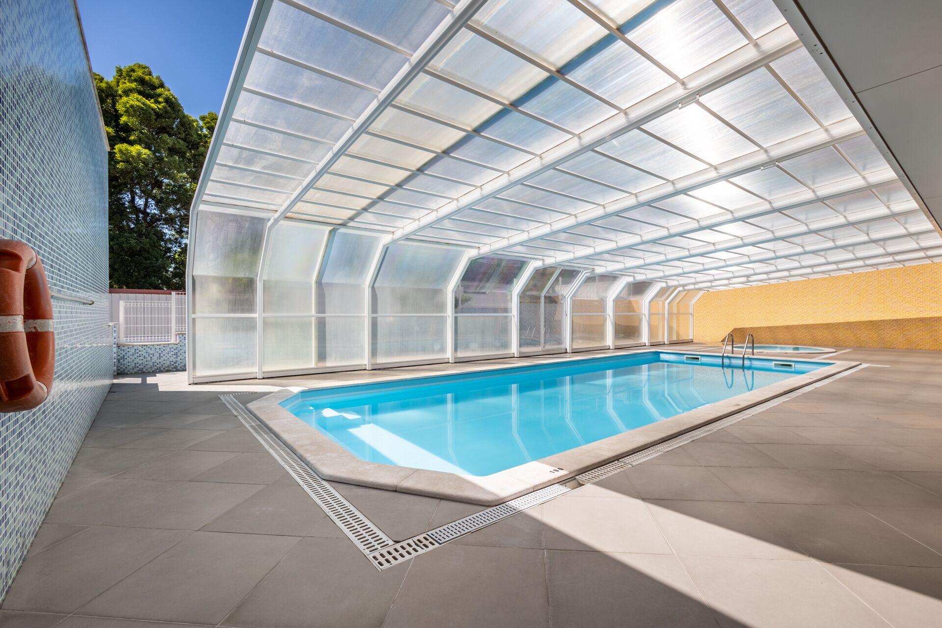 Una piscina al aire libre de temporada