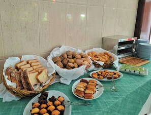 Café da manhã com buffet grátis todos os dias