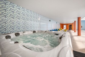 Piscine extérieure en saison