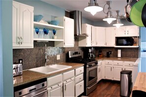 Fridge, microwave, oven, stovetop - Perfect Getaway - 5 min walk to beach, Tart trail, boat/kayak launch (Traverse City)