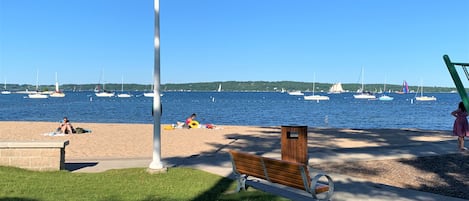 Playa en los alrededores y toallas de playa