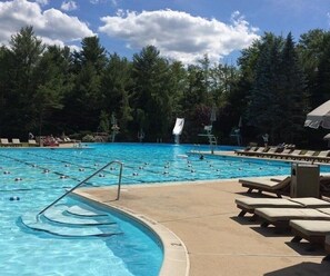 Alberca al aire libre y alberca climatizada