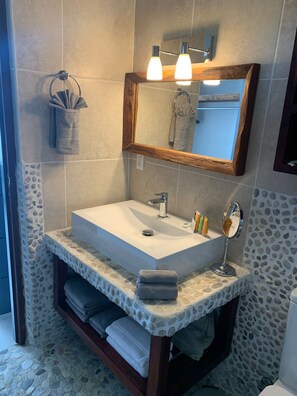 Shower, hair dryer, towels, soap - Seafront Villa in Lagun Curaçao -pool-Wifi + With Private access to sea! (Lagun)