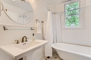 Combined shower/bathtub, hair dryer, towels - Historic Downtown Home | Hot Tub | Pet Friendly (Longmont)