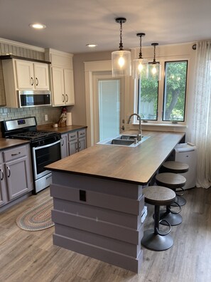 Frigorifero, microonde, forno, piano cottura