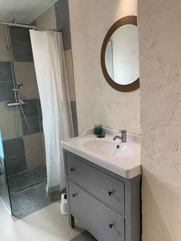 Douche, serviettes fournies, savon, shampooing