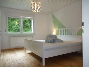 2 bedrooms, travel cot, free WiFi, bed sheets