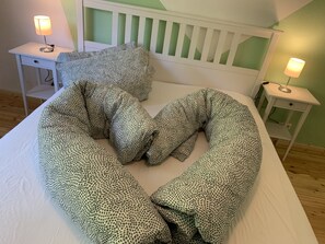 2 bedrooms, travel cot, free WiFi, bed sheets
